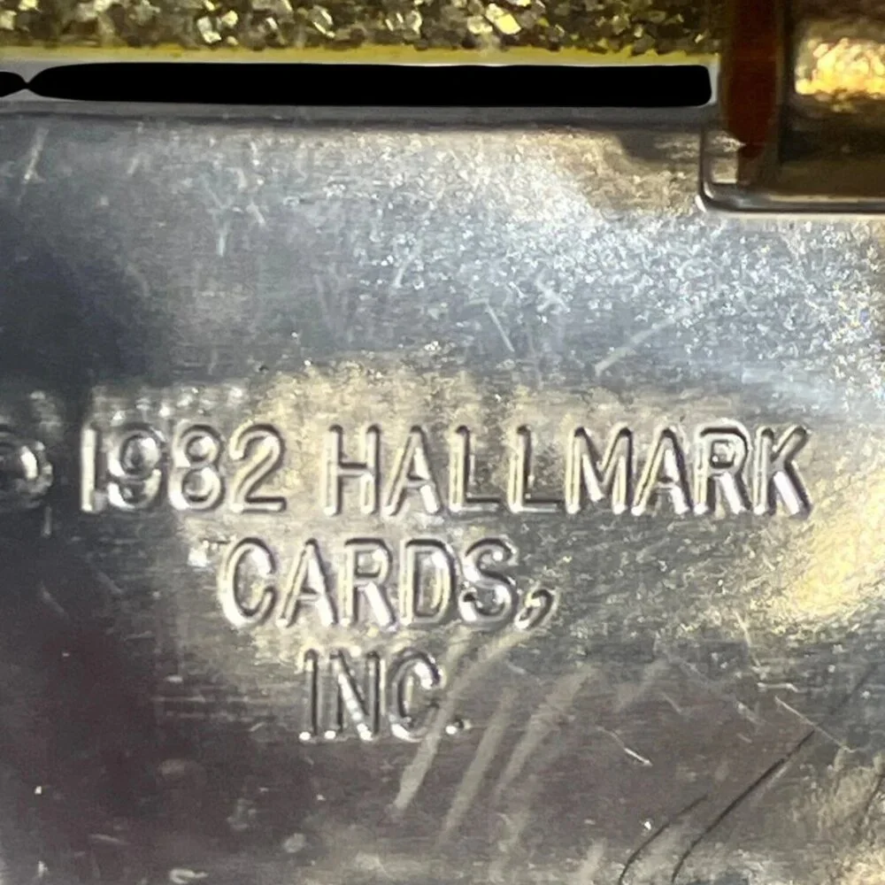 Hallmark 1982 St. Patrick's Day Rainbow and Pot of Gold Pin - Picture 3 of 3